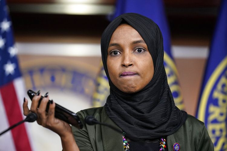 Dalam konferensi pers di Gedung Capitol, Selasa (30/11/2021), anggota DPR AS dari dapil Distrik Kelima Minnesota Ilhan Omar memutar rekaman ancaman pembunuhan di pesan suaranya. Sebelumnya, anggota DPR AS dari dapil Distrik Ketiga Colorado Lauren Boebert menyamakan Omar sebagai ?pasukan jihad?.