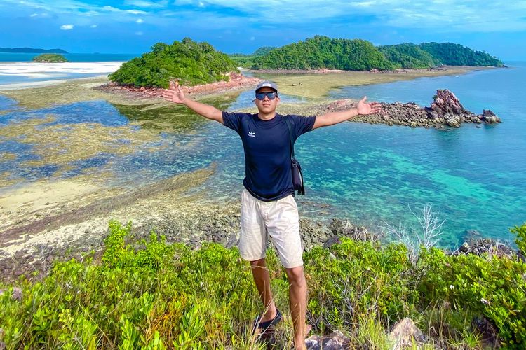 Turis berwisata dengan latar belakang gugusan panorama Pulau Tujuh, gugusan pulau yang menjadi sengketa antara Pemerintah Kepulauan Riau dan Kepulauan Bangka Belitung. Pulau Tujuh dijuluki Raja Ampat mini lantaran pemandangan gugusan pulau yang memukau.