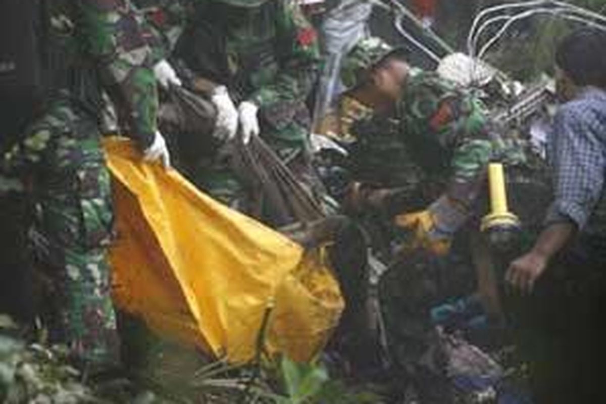 Prajurit TNI mengekavuasi mayat korban jatuhnya pesawat CASA 212 milik TNI AU di Gunung Salak, Kabupaten Bogor, Jawa Barat, Sabtu (28/6).