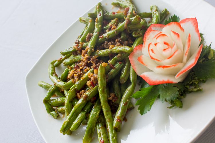 Ilustrasi tumis kacang panjang ala chinese food dengan daging sapi cincang. 