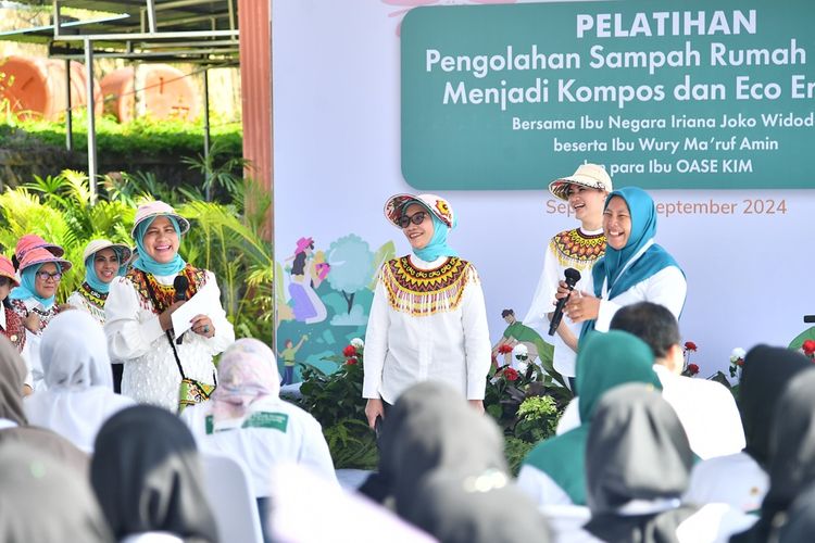 Ibu Negara Iriana Joko Widodo (Jokowi) bersama Organisasi Aksi Solidaritas Era Kabinet Indonesia Maju (OASE-KIM) dalam kunjungan kerja di Kantor Kepala Desa Tengin Baru, Sepaku, Kabupaten Penajam Paser Utara, Kamis (12/9/2024).
