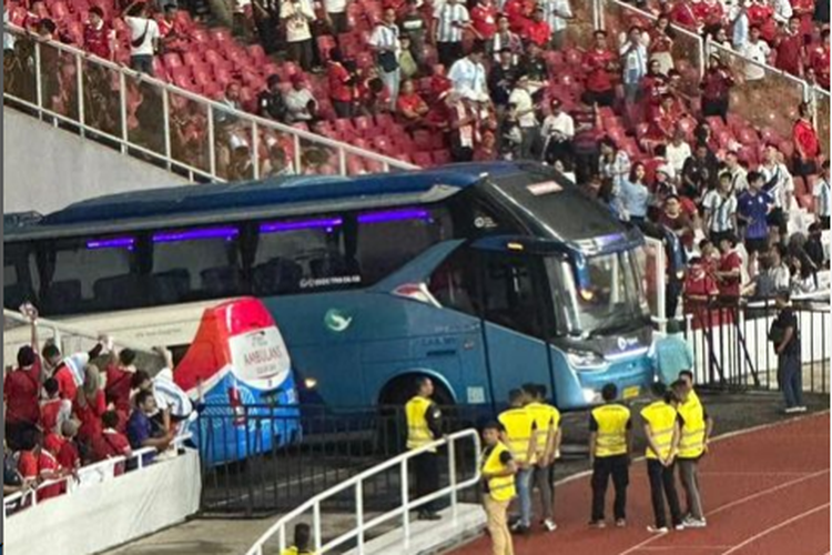 Bus Big Bird saat pertandingan Indonesia vs Argentina di Stadion Utama Gelora Bung Karno (SUGBK) Senayan, Jakarta Selatan