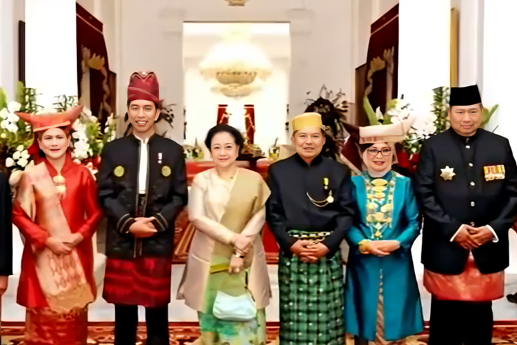 Presiden Joko Widodo (ketiga dari kiri) dan Iriana Jokowi (kedua dari kiri) bersama para Wakil Presiden Jusuf Kalla (keempat dari kanan) dan Mufida Jusuf Kalla (ketiga dari kanan) bersama para mantan Presiden RI dalam perayaan HUT ke-72 RI, 17 Agustus 2017.