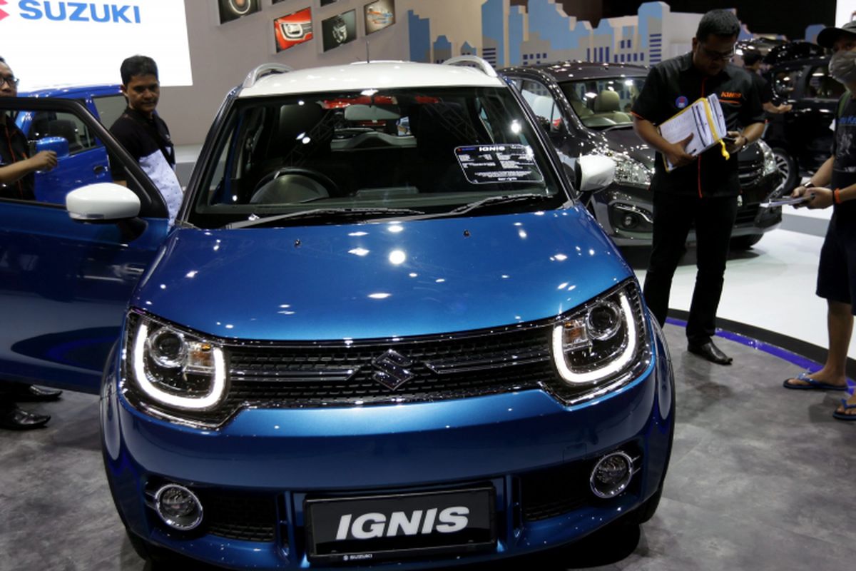 Suzuki Ignis dipamerkan saat ajang Indonesia International Motor Show (IIMS) 2017 di JI Expo, Kemayoran, Jakarta, Jumat (28/4/2017). Ajang pameran otomotif terbesar di Indonesia ini akan berlangsung hingga 7 Mei mendatang. KOMPAS IMAGES/KRISTIANTO PURNOMO