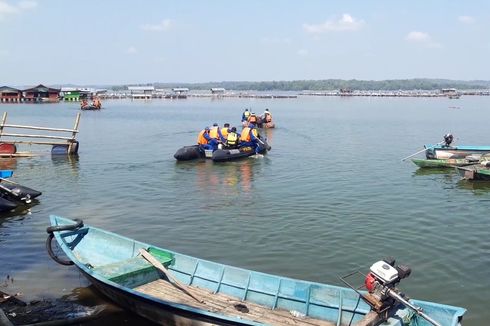 Bukan untuk Wisata, Perahu yang Terbalik di Waduk Kedung Ombo Ternyata untuk Angkut Pakan dan Pupuk Ikan