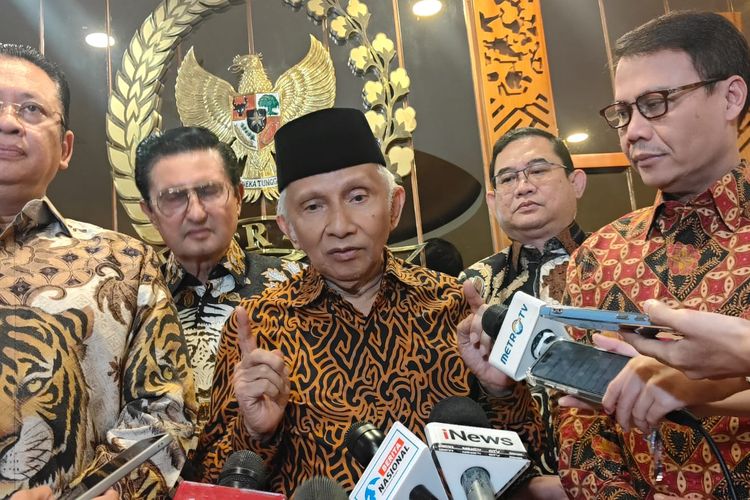 Mantan Ketua MPR, Amien Rais (tengah) memberikan keterangan pers di Kompleks Parlemen Senayan, Jakarta, Rabu (5/6/2024) usai bertemu pimpinan MPR.