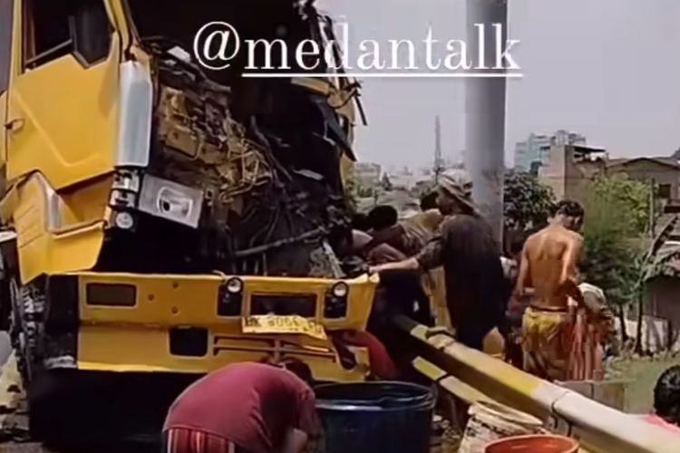 Potongan gambar warga punguti minyak dari truk CPO yang mengalami kecelakaan di Tol Belmera, Selasa (2/4/2024) 