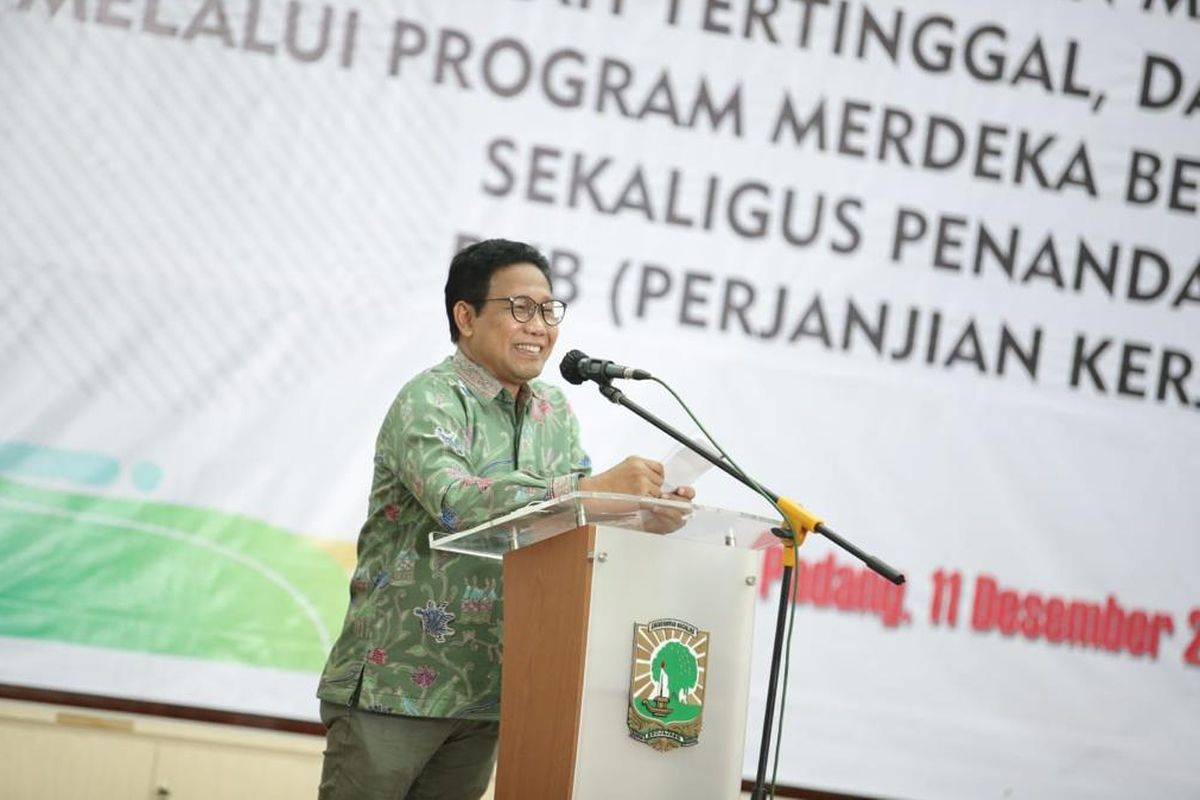 Gus Halim saat meluncurkan pengembangan kapasitas sumber daya manusia (SDM) masyarakat desa, daerah tertinggal dan transmigrasi melalui program Merdeka Belajar Kampus Merdeka dan program Sarjana Nagari di Auditorium Universitas Andalas, Padang, Sumatera Barat (Sumbar), Sabtu (11/12/2021).
