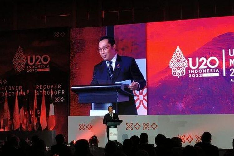 Gubernur Jawa Barat Ridwan Kamil saat menyampaikan sambutan di Forum U20 Mayors Summit 2022 yang dilaksanakan di Hotel Fairmont, Jakarta Pusat, Selasa (30/8/2022). 