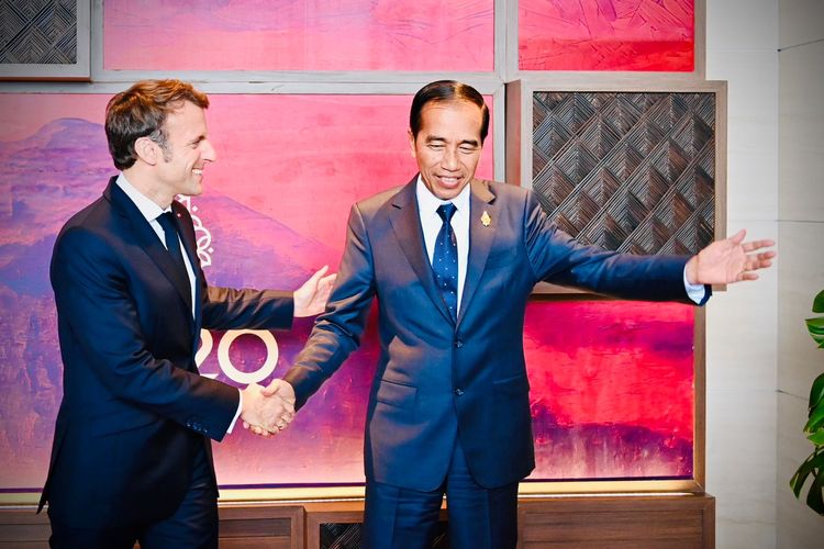 Presiden Joko Widodo Bertemu Presiden Perancis Emmanuel Macron di KTT G20 Bali pada Selasa (15/11/2022). Presiden Macron telah menyerukan untuk diadakannya pembicaraan atas laporan rudal Rusia hantam Polandia di KTT G20 yang sedang berlangsung di Indonesia.