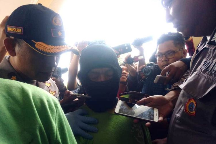 Wakapolres Cianjur, Kompol Jaka Mulyana menginterogasi SF (57), pria paruh baya asal Naringgul, Kabupaten Cianjur, Jawa Barat yang membawa kabur gadis di bawah umur hingga menghamilinya.