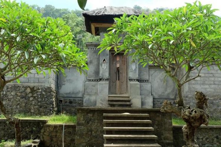Salah satu pintu masuk rumah masyarakat di Desa Tenganan, Bali, yang masih tradisional.