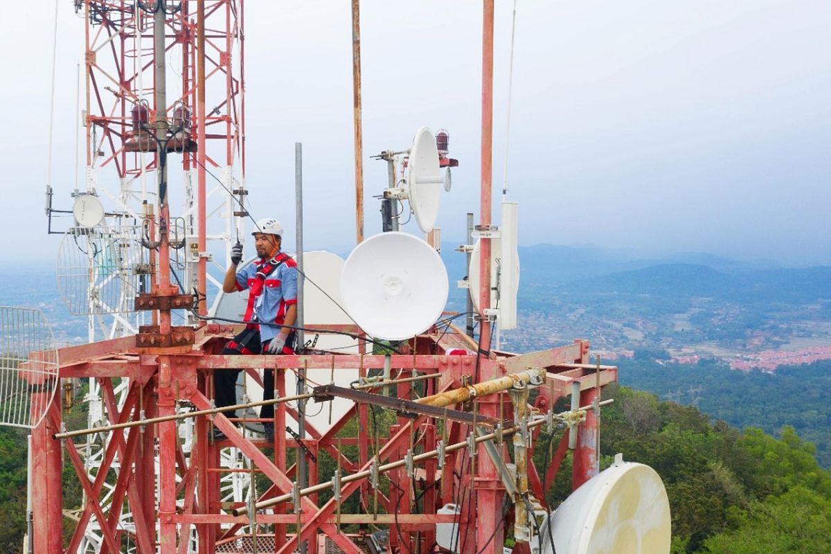 Karyawan PT Telkom Indonesia (Persero) Tbk (Telkom) sedang bekerja di lapangan.