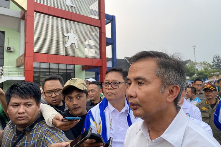 Pj Gubernur Jabar, Bey Machmudin (kanan), bersama dengan Pj Wali Kota Sukabumi, Kusmana Hartadji (sebelah kiri mengenakan pakaian biru) saat berada di Lapangan Merdeka Kota Sukabumi. Selasa (20/8/2024).