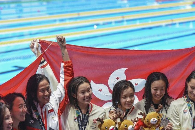 Tim estafet China dan Korea Selatan didiskualifikasi dalam final nomor 4x100 meter gaya ganti estafet putri di Stadion Akuatik GBK, Jakarta, Kamis malam. Kedua tim terkena hukuman karena atlet mereka dianggap melompat terlebih dulu sebelum perenang terdahulu menyentuh tembok.
