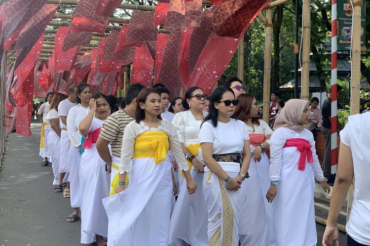 Sebanyak 200 peserta mengikuti Melukat di Museum Indonesia, Taman Mini Indonesia Indah (TMII), Jakarta Timur, pada Minggu (26/4/2026) sore. Prosesi Melukat di TMII dimulai tepat pukul 15.00 WIB. Ratusan peserta dengan pakaian serba putih memulai ritual dengan pawai dari arah gerbang utama TMII menuju Museum Indonesia.