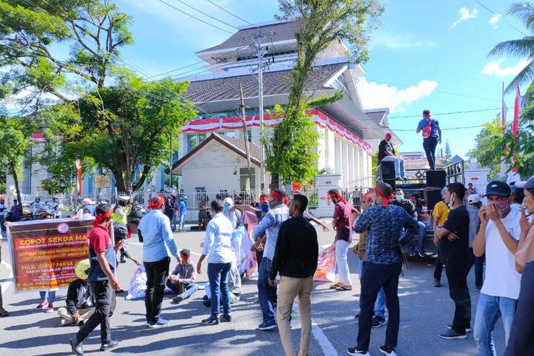 Sejumlah mahasiswa memblokade ruas jalan Pattimura saat berunjuk rasa di depan  Kantor Gubernur Maluku, Selasa (1/9/2020)