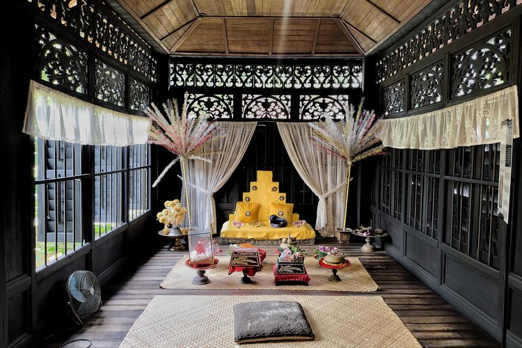 Tampak ruang tengah Rumah Penghulu Abu Seman, rumah tradisional Malaysia di Kuala Lumpur, Selasa (30/9/2025). 