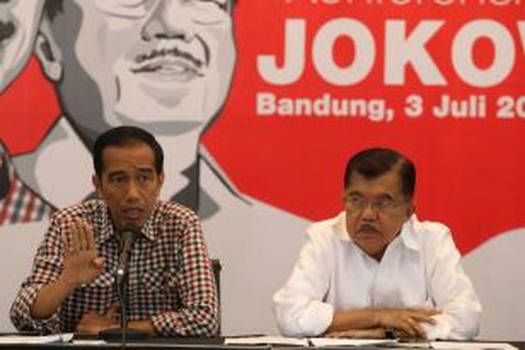 Pasangan capres-cawapres nomor urut 2, Jokowi-Jusuf Kalla (JK) saat menggelar konferensi pers di Hotel Holiday Inn, Bandung, Jawa Barat, Kamis (3/7/2014). Dalam kesempatan itu ia menyampaikan 9 Program Nyata Jokowi-JK jika terpilih sebagai presiden. 