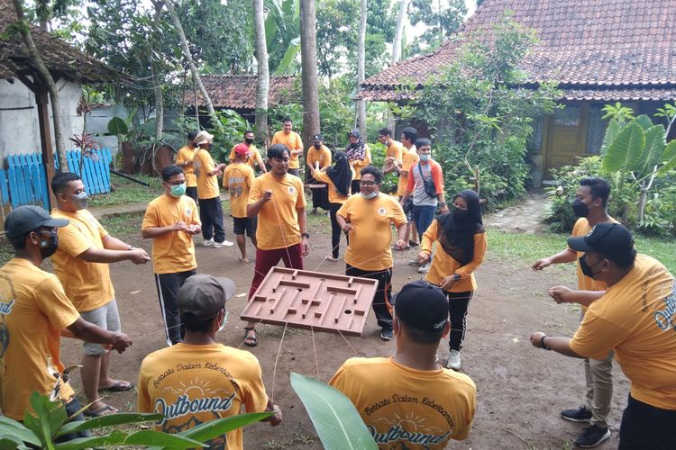Outbound Dolandeso Boro di Desa Banjarsari, Kecamatan Kalibawang, Kabupaten Kulon Progo, Yogyakarta.