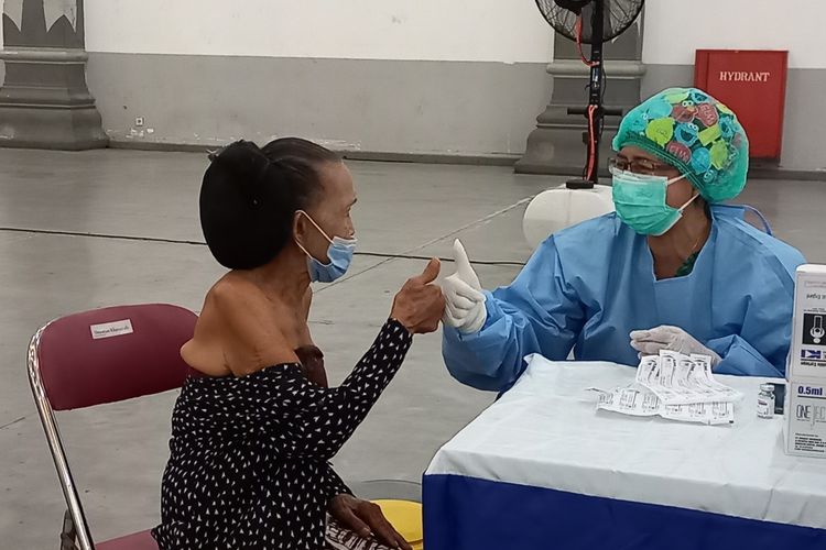 Beberapa abdi dalem Keraton Yogyakarta mendapatkan vaksin booster di JEC, Rabu (13/1/2022)