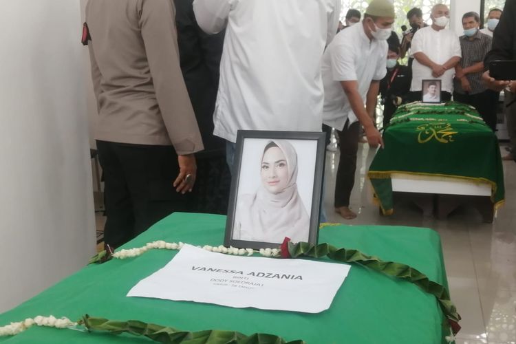 Peti jenazah artis Vanessa Angel dan suaminya, Bibi Andriansyah saat hendak disholatkan di Masjid Permata Qolbu, Jakarta Barat, Jumat (5/11/2021).
