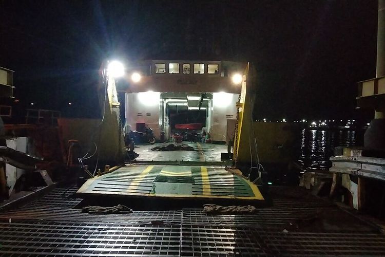 Akibat cuaca buruk, kapal fery milik ASDP yang berangkat dari pelabuhan Baubau menuju Kabaena, Kabupaten Bombana, Sulawesi Tenggara terpaksa memutar balik arah kembali ke pelabuhan Baubau, Rabu (19/01/2022).