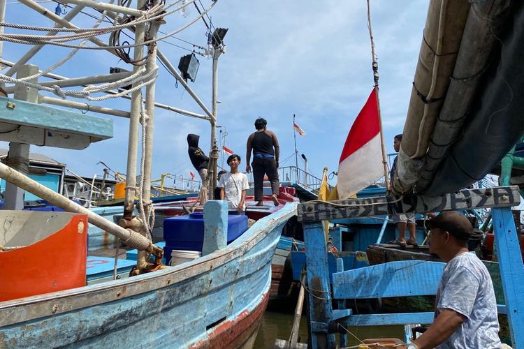 Nelayan di Pelabuhan Muara Angke, Jakarta Utara mengeluhkan kenaikan harga BBM yang sangat berdampak pada perekonomian mereka. 