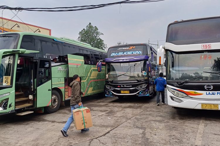 Penampakan bus yang berhenti di Terminal Lebak Bulus, Kebayoran Lama, Jakarta Selatan, Kamis (4/4/2024).