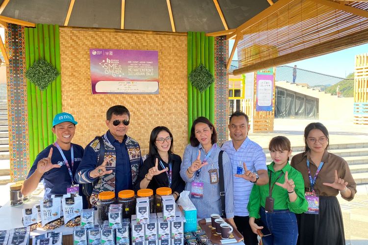 Foto : Mario, pelaku UMKM di Labuan Bajo lagi foto bersama dengan pengunjung yang menikmati kopi Labuan Bajo, Jumat siang.