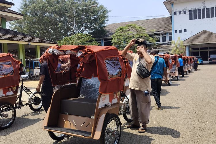 200 Tukang Becak di Subang Terima Becak Listrik Bantuan Presiden: Bisa Kerja Lagi buat Cucu