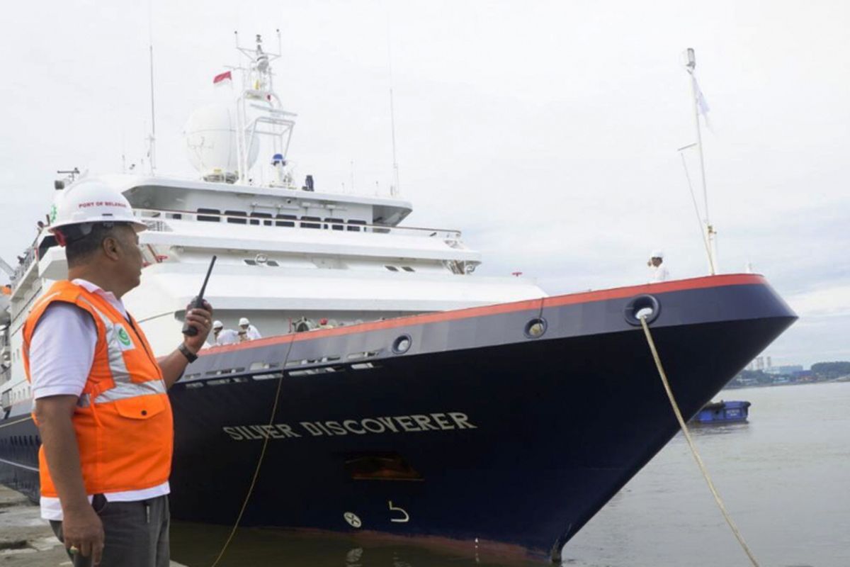 Kapal pesiar MV Silver Discoverer sandar di Terminal Penumpang Bandardeli, Pelabuhan Belawan, Sumatera Utara, Senin (4/12/2017)