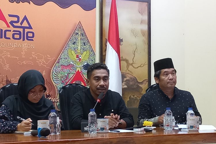 Direktur Eksekutif Kata Rakyat Alwan Ola Riantoby (tengah) dalam diskusi bertajuk Evaluasi Tahapan Pemilu dan Catatan Politik Akhir Tahun di Kantor Para Syndicate, Kebayoran Baru, Jakarta Selatan, Kamis (15/12/2022). 