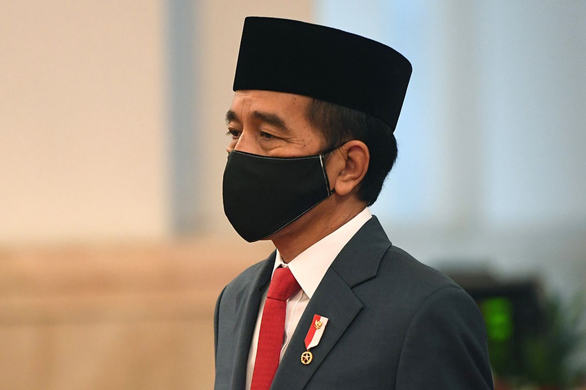 Presiden Joko Widodo mengenakan masker saat memimpin upacara pelantikan Kepala Badan Nasional Penanggulangan Terorisme (BNPT) di Istana Negara, Jakarta, Rabu (6/5/2020). Presiden secara resmi melantik Irjen Pol Boy Rafli Amar sebagai Kepala BNPT menggantikan Komjen Pol Suhardi Alius.