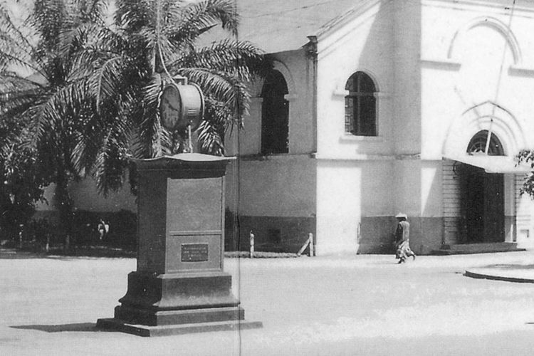 Suasana di sekitar Tugu Ngejaman di depan GPIB Margamulya pada tahun 1920-an. 
