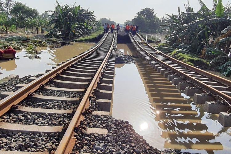 Hingga kini, tim PT KAI masih melakukan normalisasi ruas jalur pada petak jalan antara Kedunggedeh-Lemah Abang. Akibatnya, perjalanan kereta dari Bandung ke Jakarta dan sebaiiknya dibatalkan.  