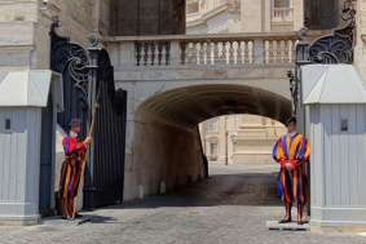Garda Swiss adalah satuan pengamanan Vatikan yang memiliki tugas utama untuk menjaga Paus.