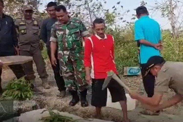 angkap layar video pembongkaran bangunan menyerupai makam di Desa Kedungsumber, Kecamatan Temayang, Kabupaten Bojonegoro. 