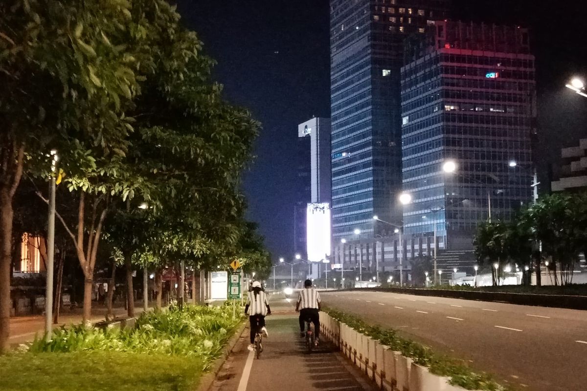 Sejumlah kerumunan orang dan beberapa pesepada terlihat masih melintas di Jalan Jenderal Sudirman saat penerapan Crowd Free Night, Jumat (31/12/2021) malam