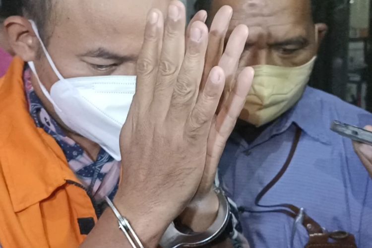 Bupati Pemalang, Jawa Tengah Muki Agung Wibowo saat hendak dibwa ke ruang tahanan setelah ditetapkan sebagai tersangka di Gedung Merah Putih KPK, Sabtu (13/8/2022) dini hari.
