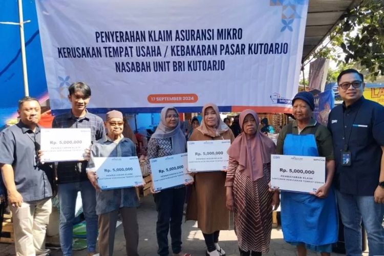 BRI Insurance dan BRI Serahkan Klaim Asuransi ke Pedagang Pasar Kutoarjo Korban Kebakaran