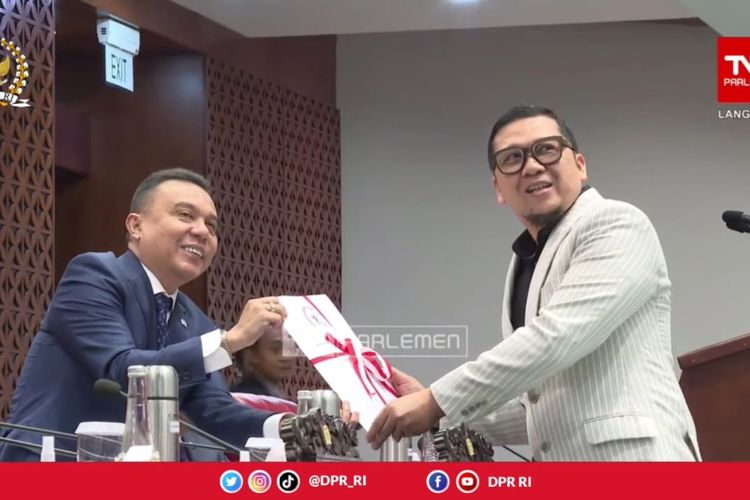 Momen penyerahan laporan tentang revisi UU IKN dari Komisi II DPR ke pimpinan DPR Wakil Ketua Sufmi Dasco Ahmad dalam rapat paripurna, Selasa (3/10/2023).