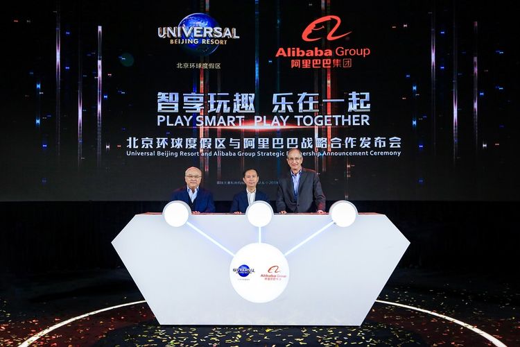 Seremoni Peluncuran Kemitraan Strategis Universal Beijing dan Alibaba Group
Kiri-Kanan: Duan Qiang, Party Secretary and Chairman of Beijing Tourism Group; Daniel Zhang, Executive Chairman and Chief Executive Officer of Alibaba Group; Brian Roberts, Chairman and Chief Executive Officer of Comcast Corporation.