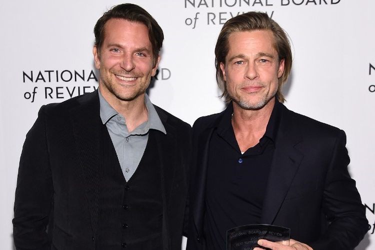 Aktor Bradley Cooper (kiri) dan Brad Pitt menghadiri The National Board of Review Annual Awards Gala di Cipriani 42nd Street di New York City, pada 8 Januari 2020.