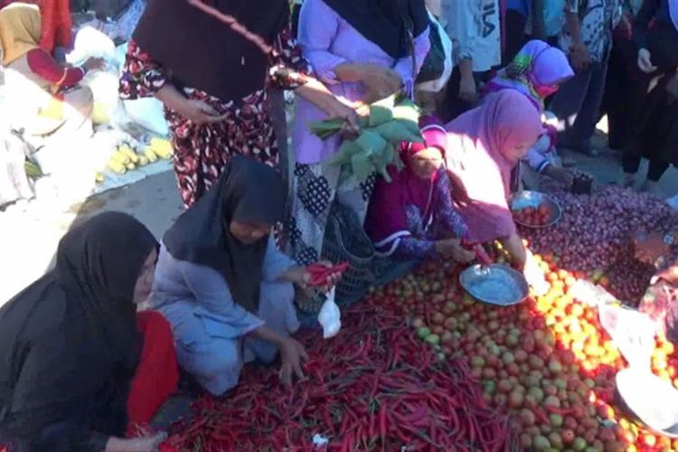 Suasana pasar tradisional di Polewali Mandar, Selasa (13/8/2019). Di Wilayah ini, harga cabai naik dua kali lipat menjadi Rp 85.000 per kg untuk jenis cabe keriting dan rawit, lantaran kekeringan melanda wilayah ini selama dua bulan terakhir. 