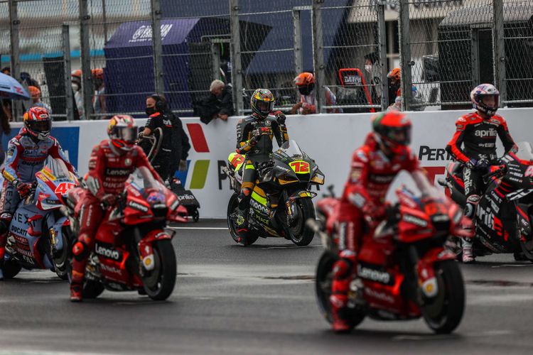 Pebalap Marco Bezzecchi, Mooney VR46 Racing Team bersiap saat balapan MotoGP seri Pertamina Grand Prix of Indonesia di Pertamina Mandalika International Street Circuit, Lombok Tengah, NTB, Minggu (20/3/2022). Pembalap Red Bull KTM Factory Racing Miguel Oliveira berhasil menjadi juara pertama diikuti pembalap Monster Energy Yamaha Fabio Quartararo dan pembalap Pramac Racing Johann Zarco.