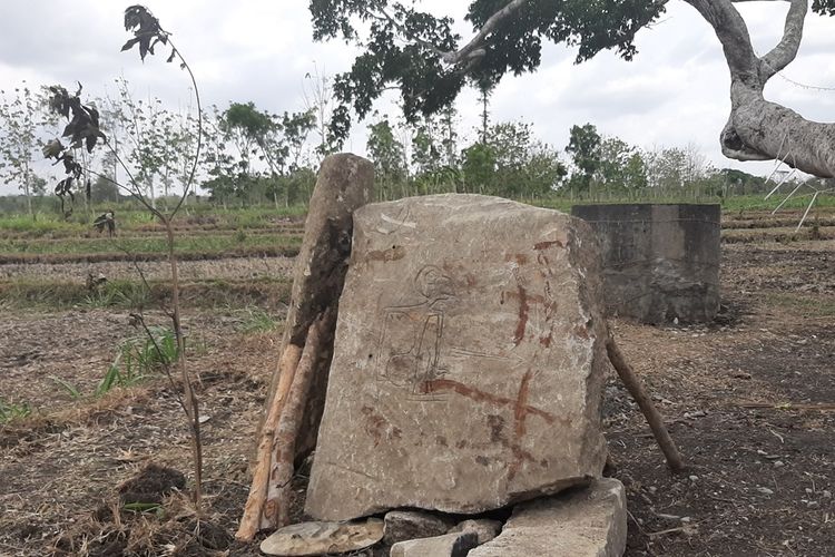 Warga Menunjukkan Batu Diduga Menhir dan Batu Bergambar Wayang di Dusun Sawahan II, Desa Bleberan, Kecamatan Playen, Gunungkidul