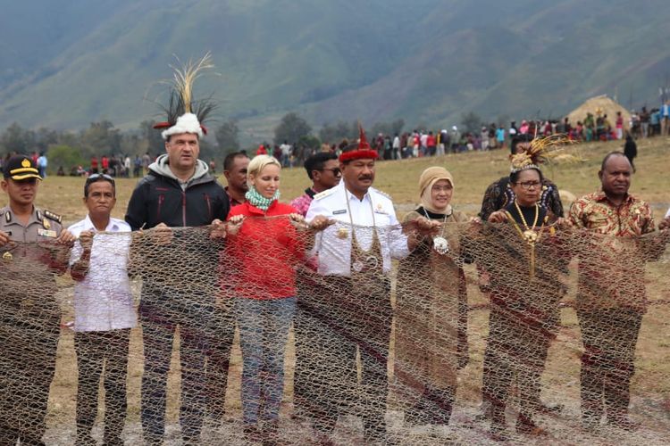 Sebuah Noken sepanjang 30 meter dinobatkan sebagai tas Noken terbesar di dunia oleh Museum Rekor Dunia-Indonesia (MURI). Tas raksasa itu ditampilkan pada acara pembukaan Festival Budaya Lembah Baliem (FBLB) di Papua, Rabu (7/8/2019). 