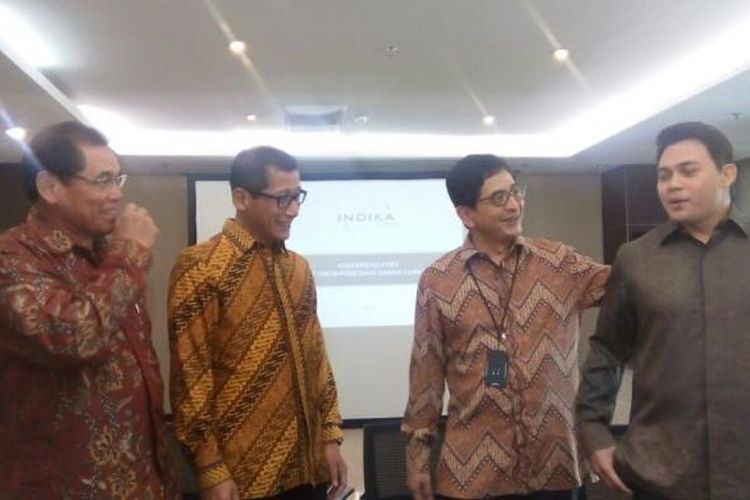 Komisaris Utama PT Indika Energy Tbk (INDY) Agus Lasmono (paling kanan) dan Direktur Utama PT Indika Energy Arsjad Rasjid (dua dari kanan) dalam konferensi pers usai RUPSLB, Jakarta, Senin (30/1/2017)