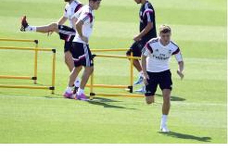 Gelandang baru Real Madrid, Toni Kroos (kanan), penyerang James Rodriguez (tengah) dan gelandang Xabi Alonso ambil bagian dalam latihan di Valdebebas di Madrid pada 5 Agustus 2014.